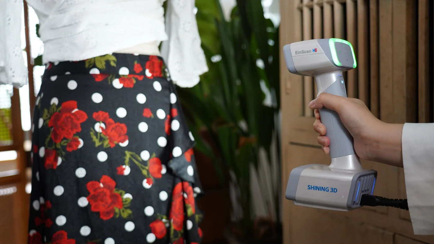 Scanner EinScan H2 digitalizando uma peça de vestuário estampada